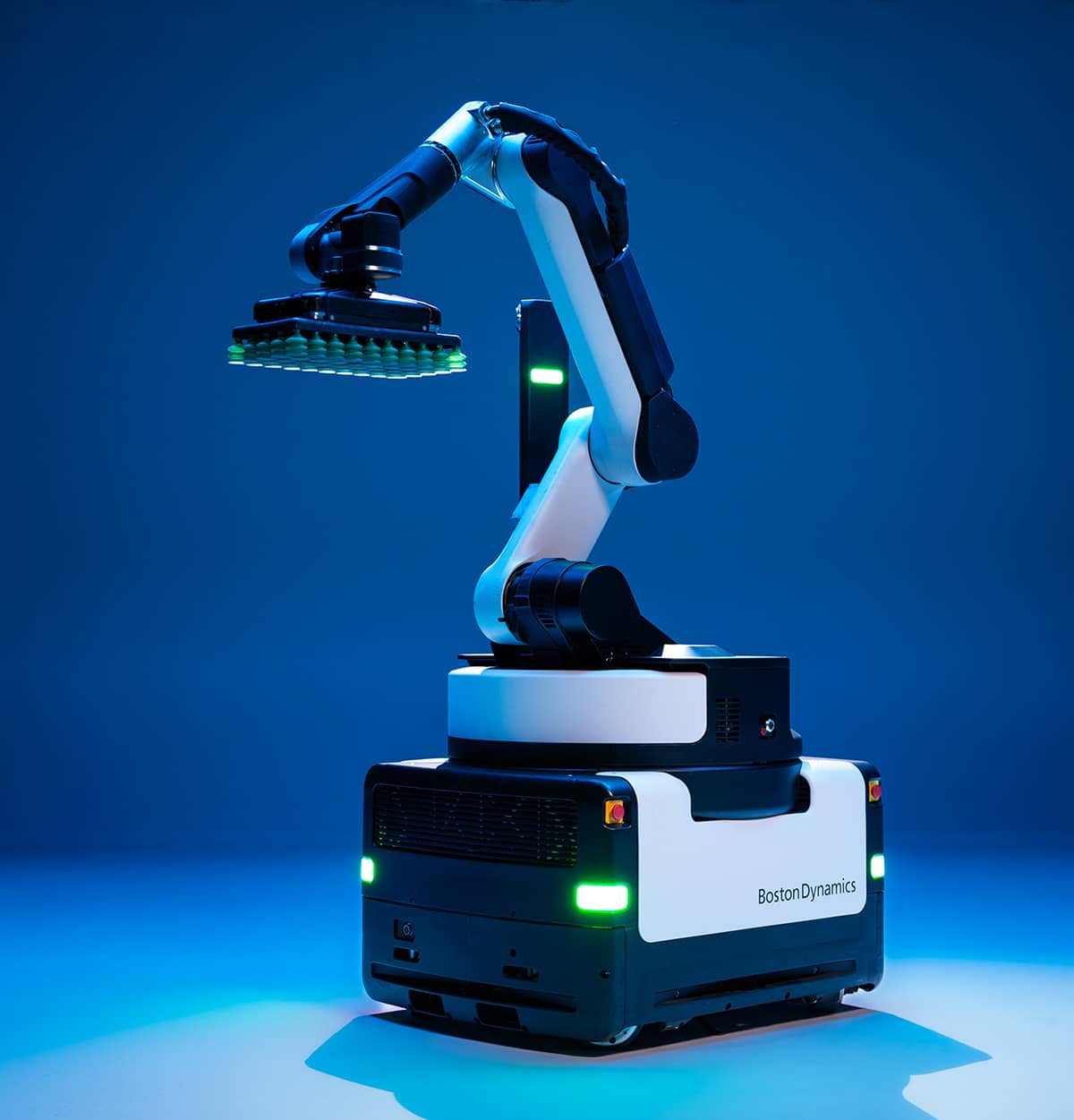 世界上最美丽的我的女儿 间谍过家家漫画 robot in a studio with blue lighting